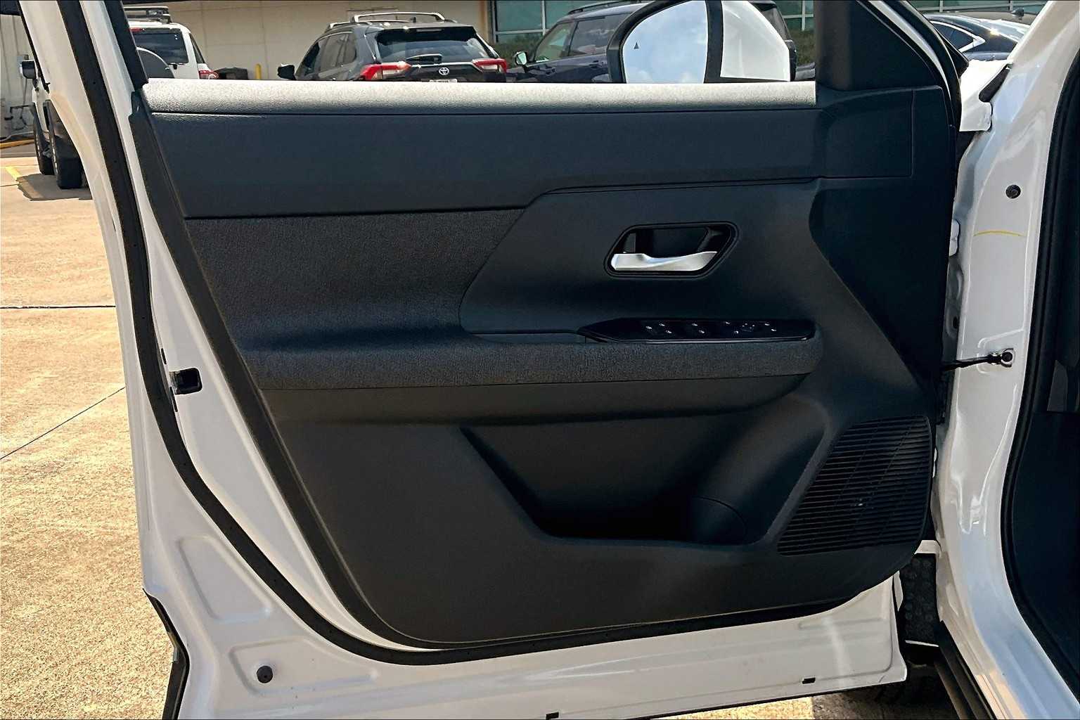 2025 Nissan Kicks photo 16 of 19