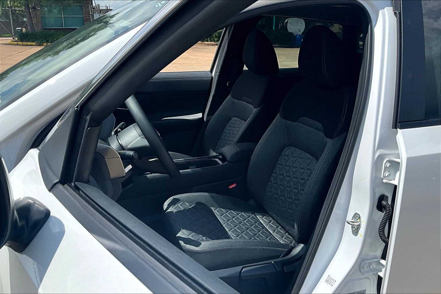 2025 Nissan Kicks photo 18 of 19
