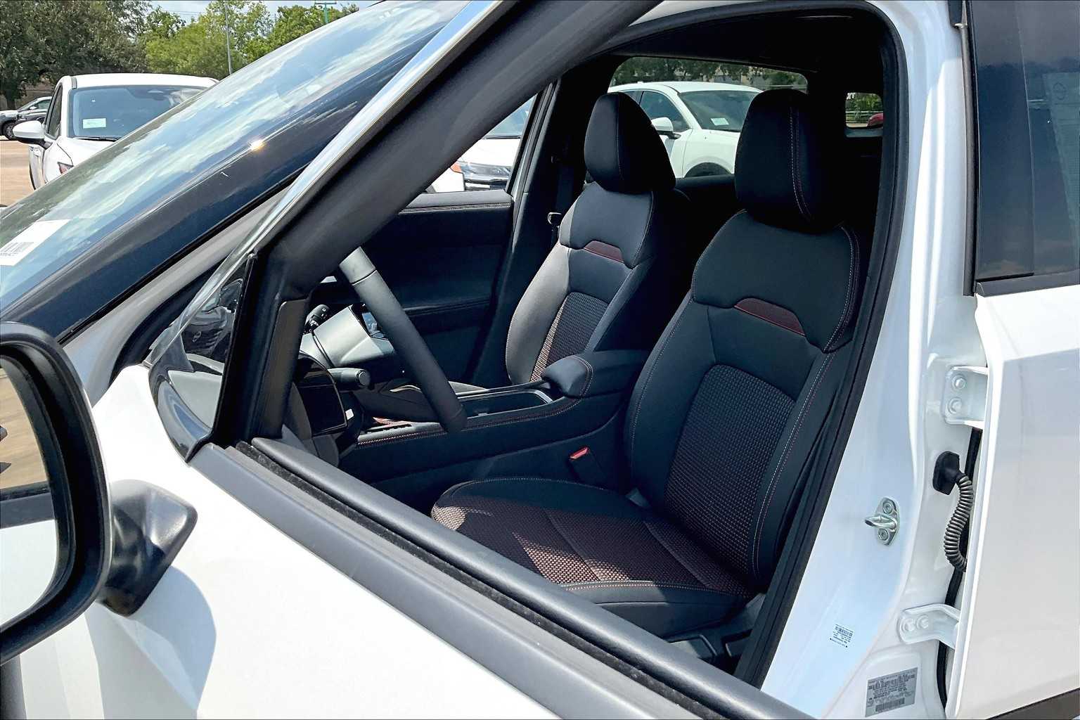 2025 Nissan Kicks SR Aspen White Tricoat/Super Black at Sterling McCall Nissan