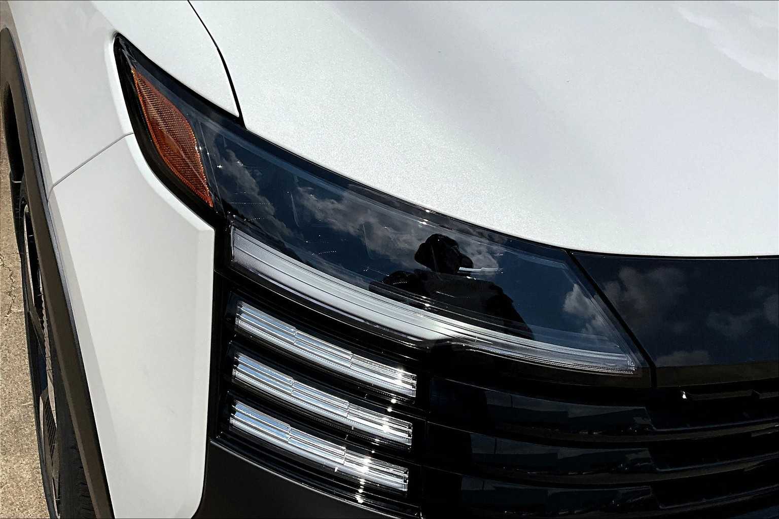 2025 Nissan Kicks SR Aspen White Tricoat/Super Black at Sterling McCall Nissan
