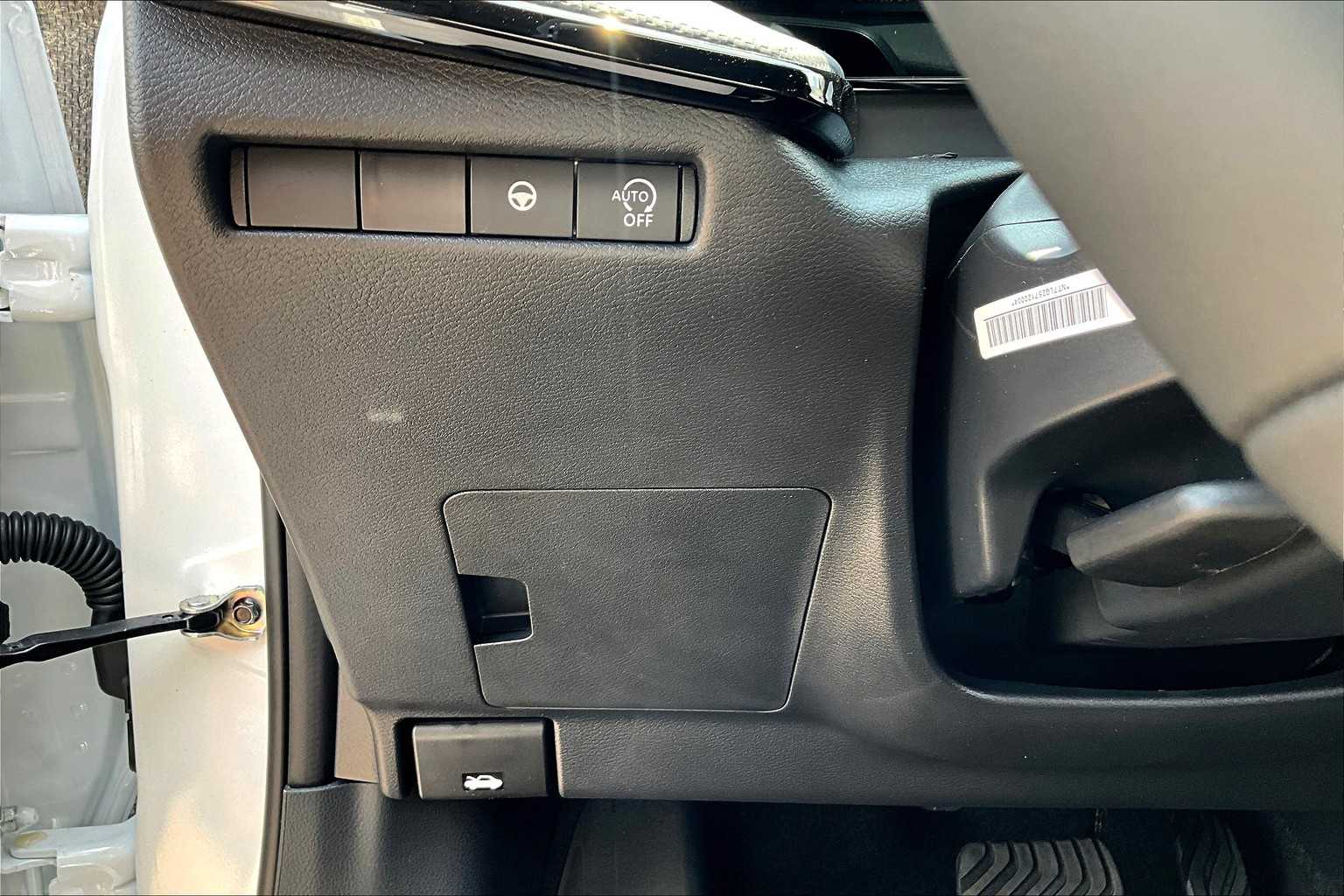 2025 Nissan Kicks SR Aspen White Tricoat/Super Black at Sterling McCall Nissan