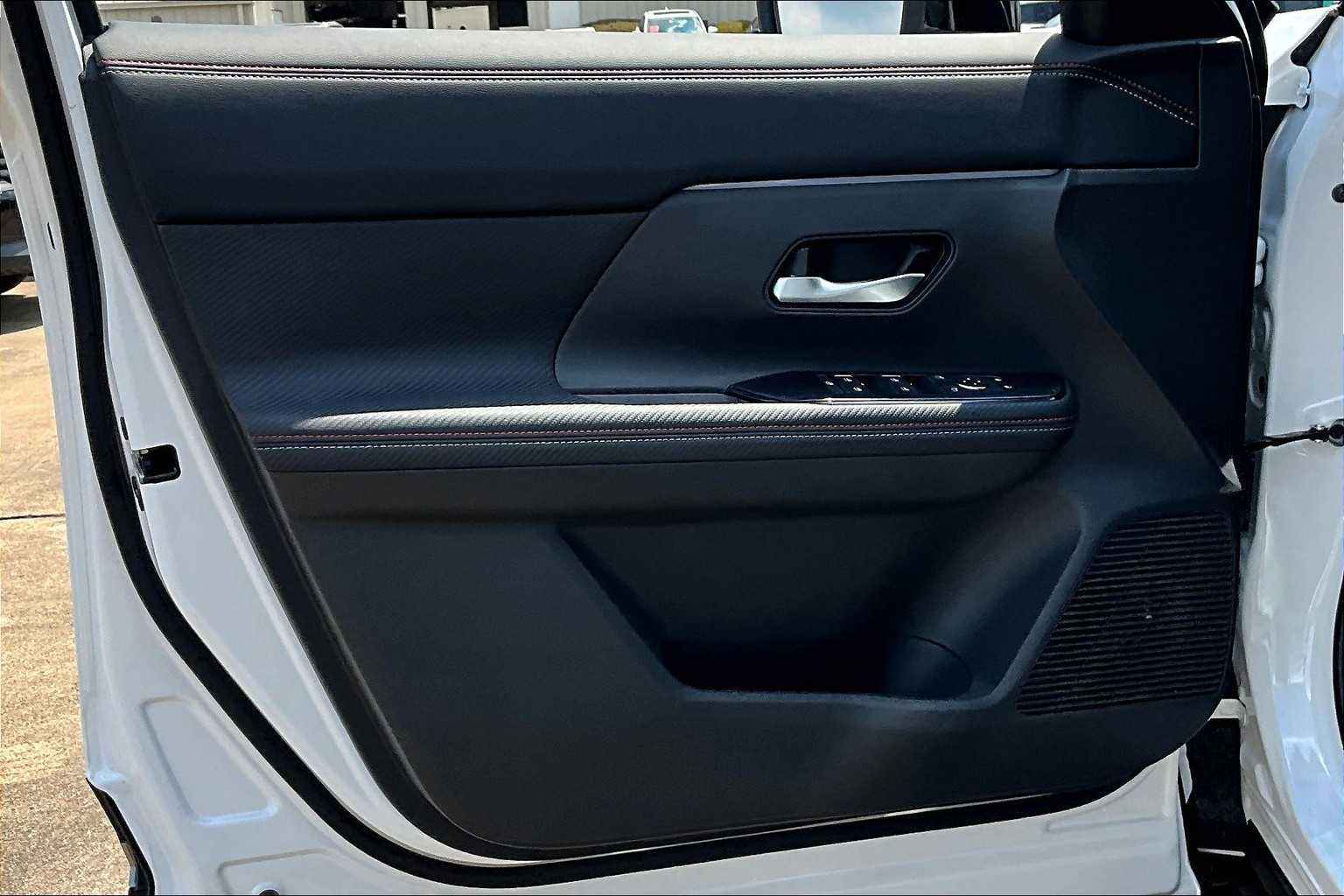 2025 Nissan Kicks SR Aspen White Tricoat/Super Black at Sterling McCall Nissan