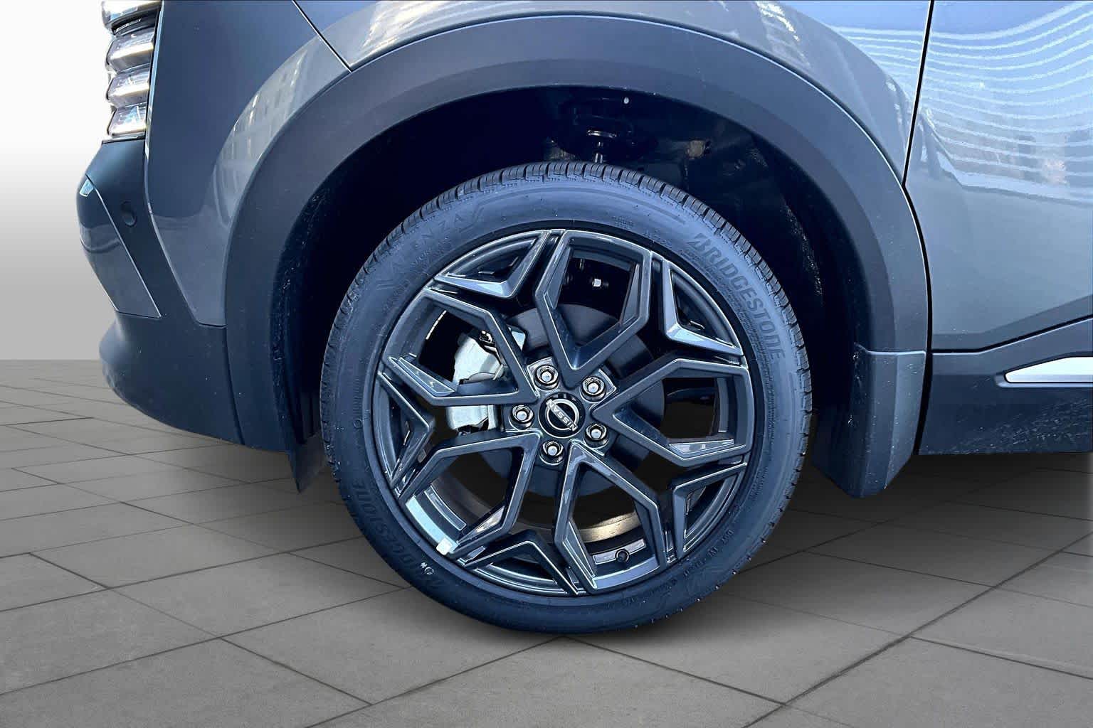 2025 Nissan Kicks SR Gun Metallic/Scarlet Ember Tintcoat at Sterling McCall Nissan