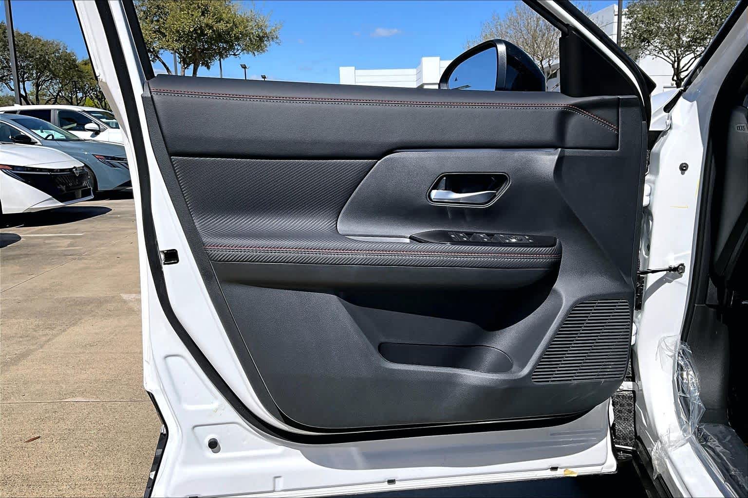 2026 Nissan Kicks SR Aspen White Tricoat/Super Black at Sterling McCall Nissan
