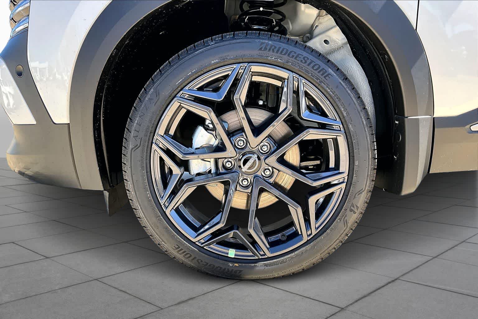 2026 Nissan Kicks SR Aspen White Tricoat/Super Black at Sterling McCall Nissan
