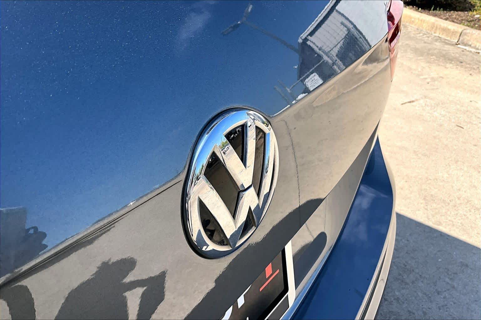 2021 Volkswagen Tiguan photo 10 of 35