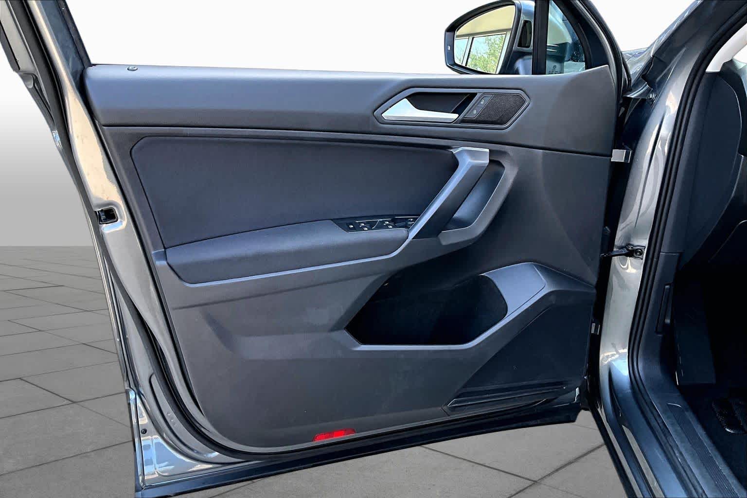 2021 Volkswagen Tiguan photo 22 of 35