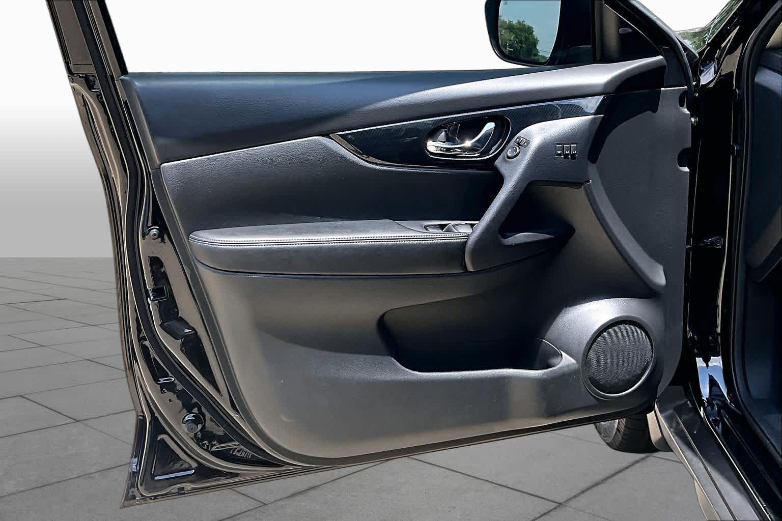 2019 Nissan Rogue SL Magnetic Black Pearl at Price LeBlanc Nissan