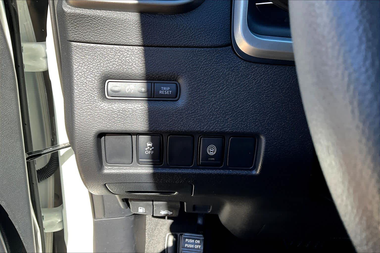 2024 Nissan Murano SV Pearl White Tricoat at Davis Chevrolet