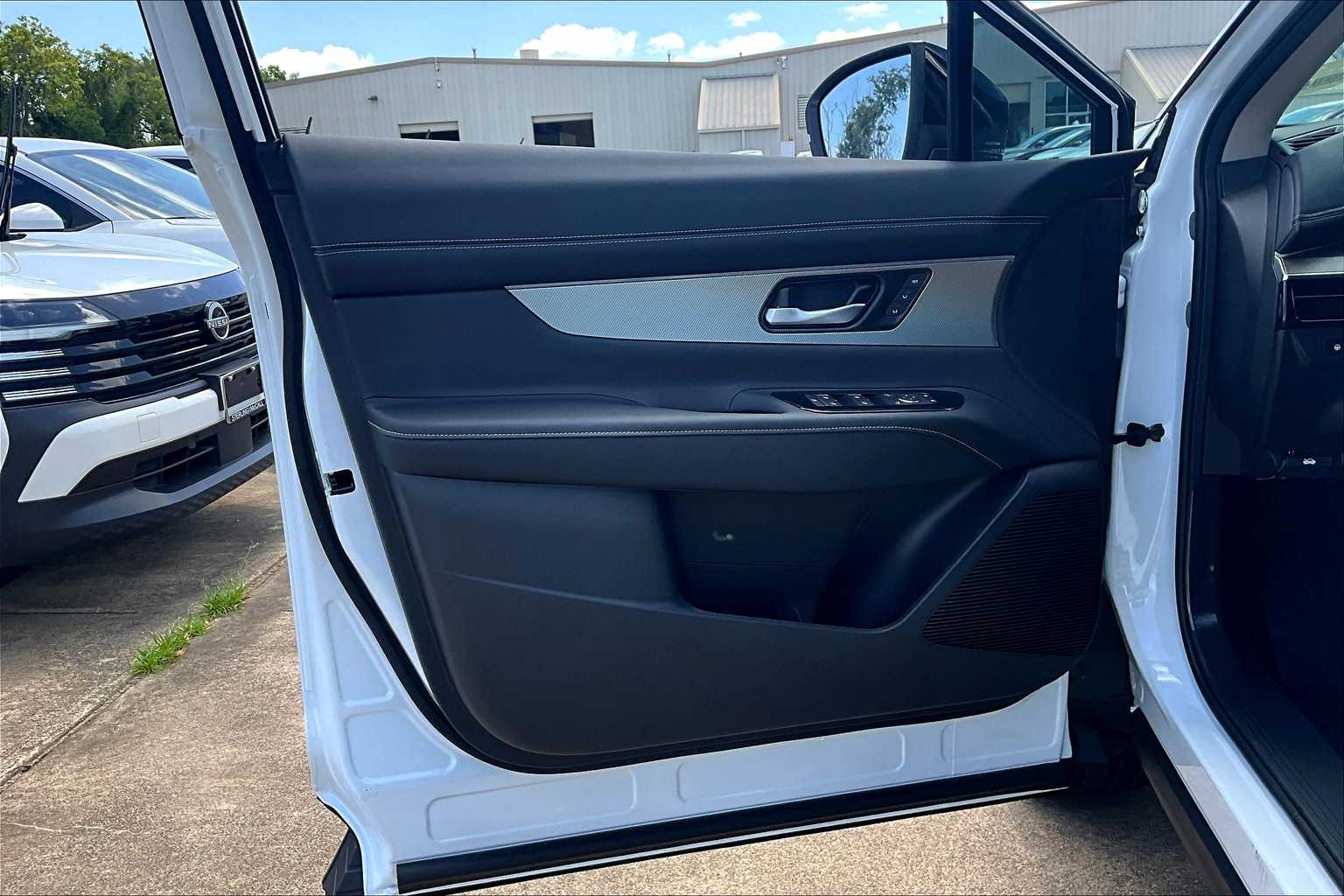 2025 Nissan Murano SL Everest White Pearl Tricoat/Super Black at Sterling McCall Nissan