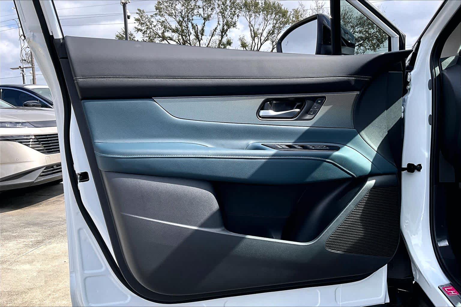 2026 Nissan Murano Platinum Everest White Pearl Tricoat/Super Black at Sterling McCall Nissan