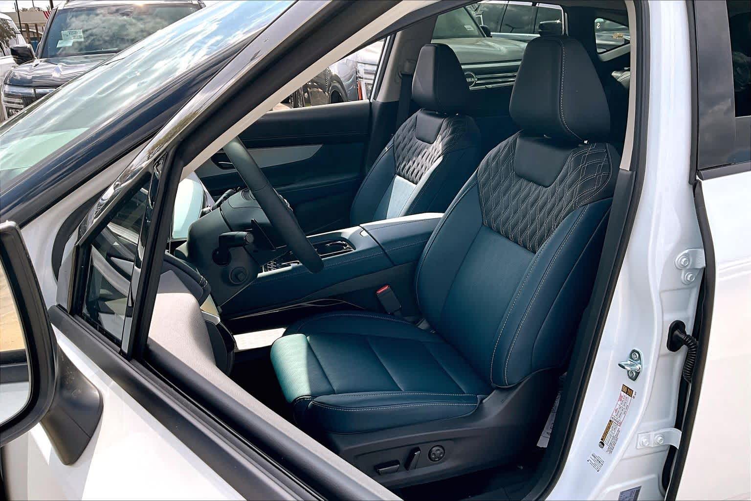 2026 Nissan Murano Platinum Everest White Pearl Tricoat/Super Black at Sterling McCall Nissan
