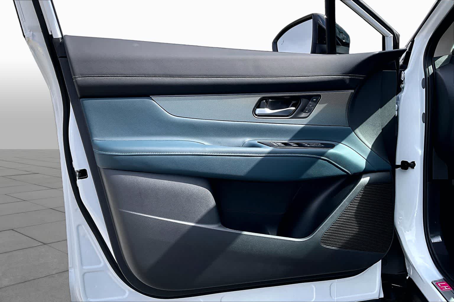 2026 Nissan Murano Platinum Everest White Pearl Tricoat/Super Black at Sterling McCall Nissan