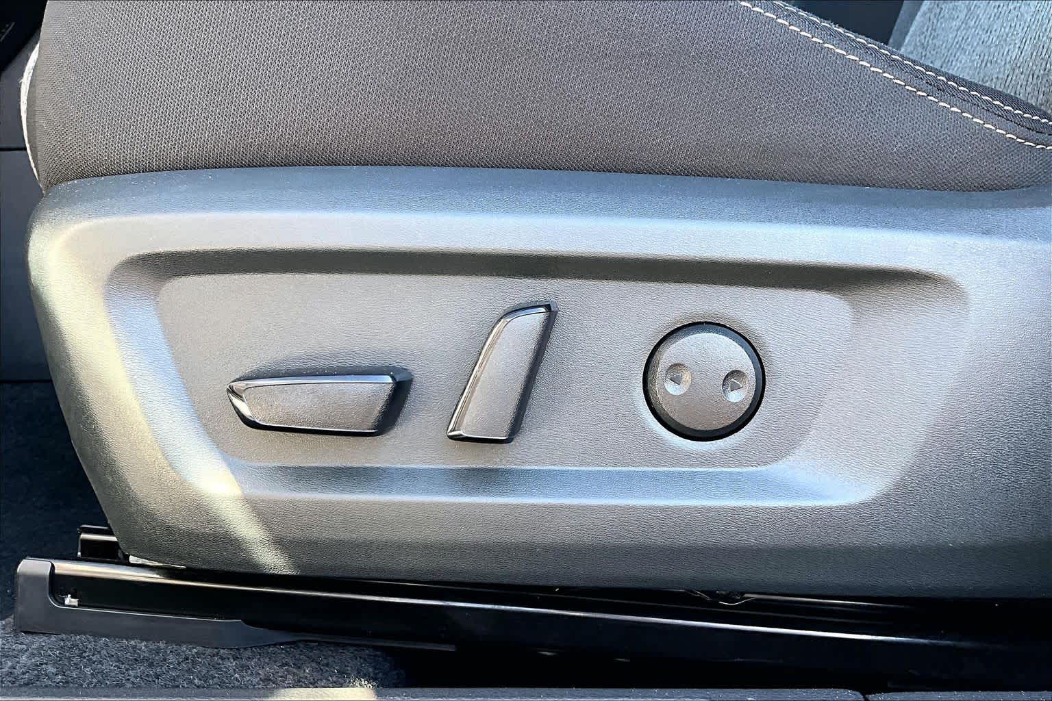 2026 Nissan Rogue photo 35 of 37