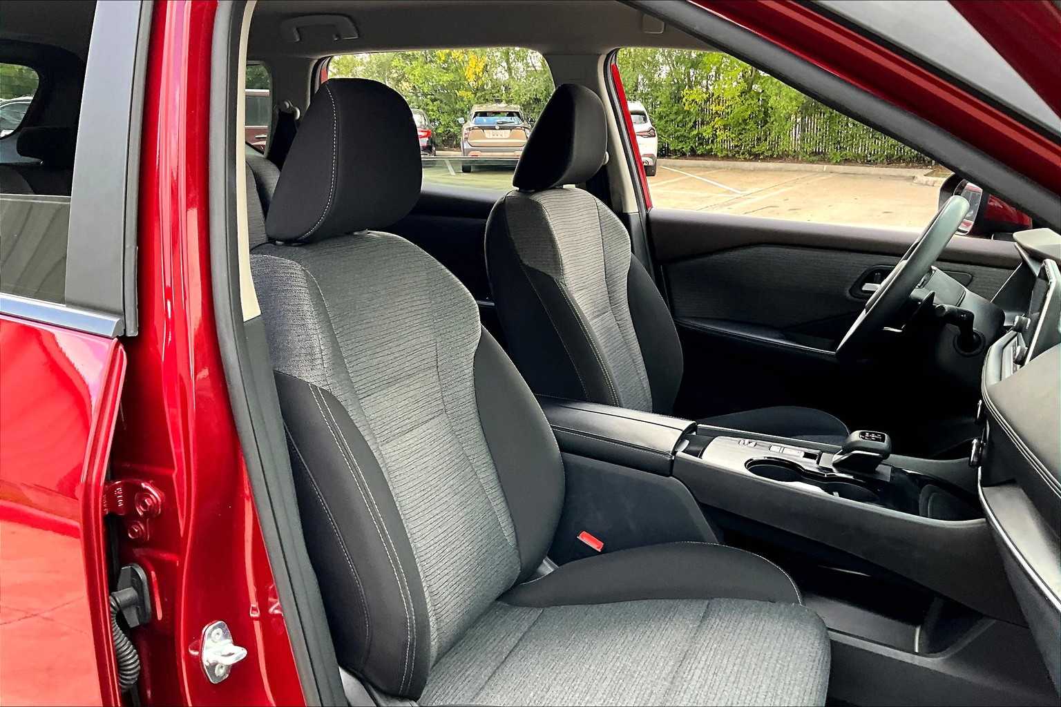 2023 Nissan Rogue SV - 7