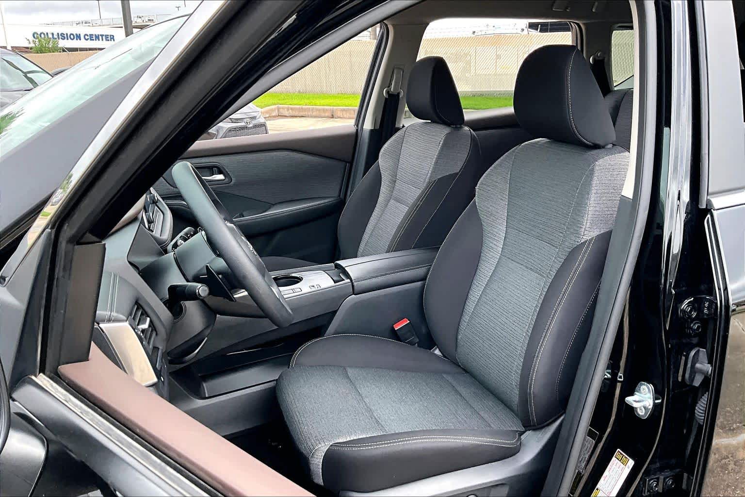 2023 Nissan Rogue SV - 7