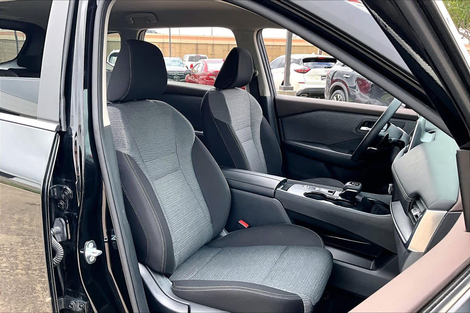 2023 Nissan Rogue SV - 8