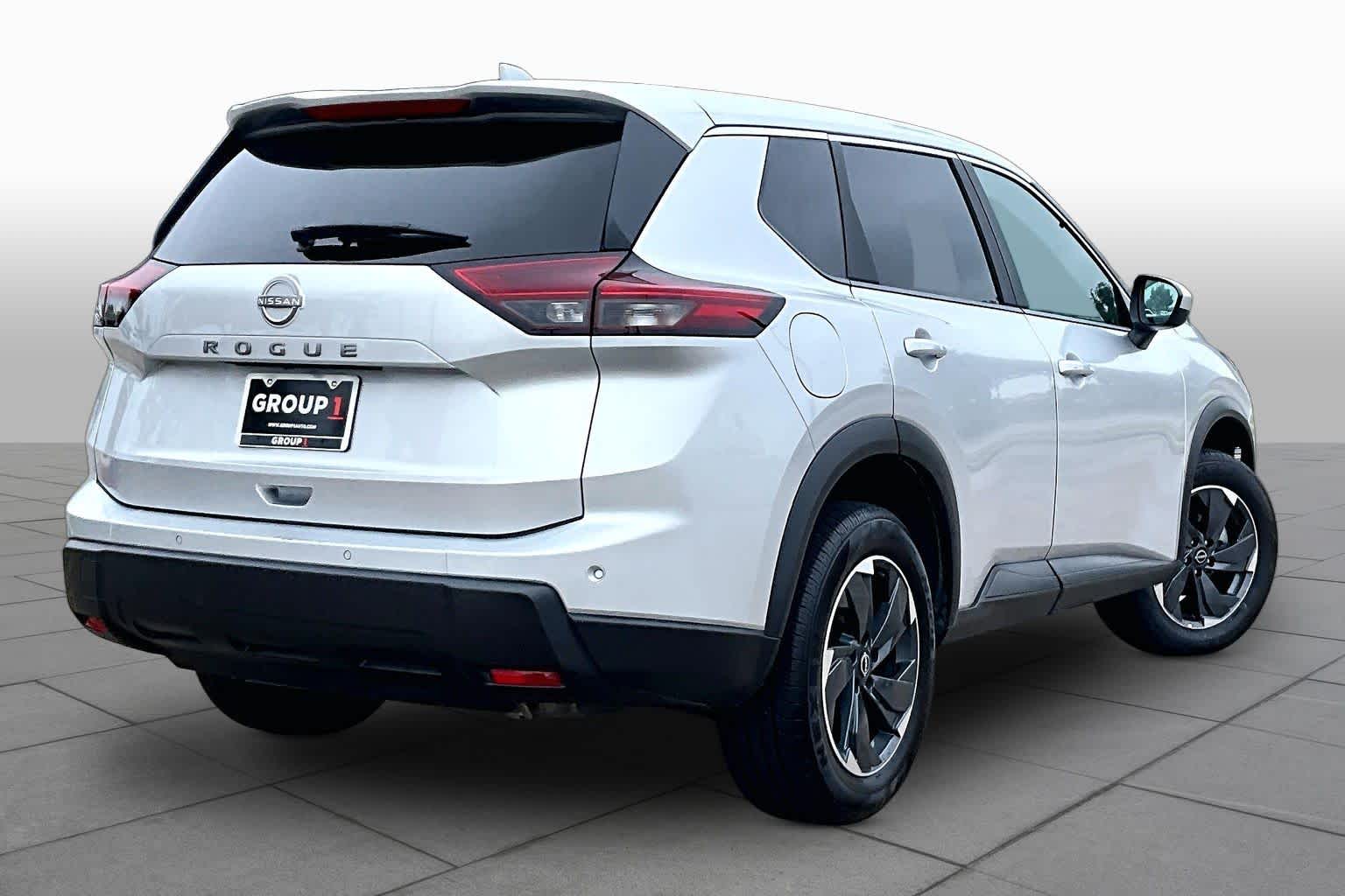 2025 Nissan Rogue SV - 11