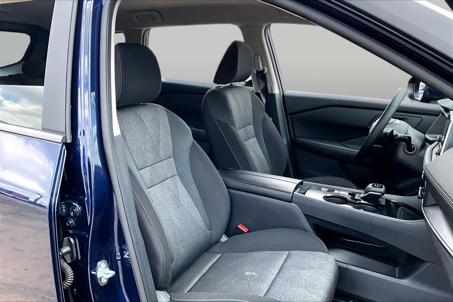 2025 Nissan Rogue SV - 8