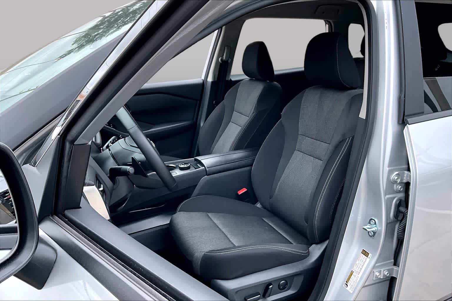 2025 Nissan Rogue SV - 7