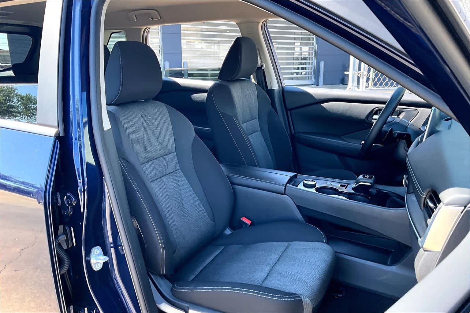 2025 Nissan Rogue SV - 8