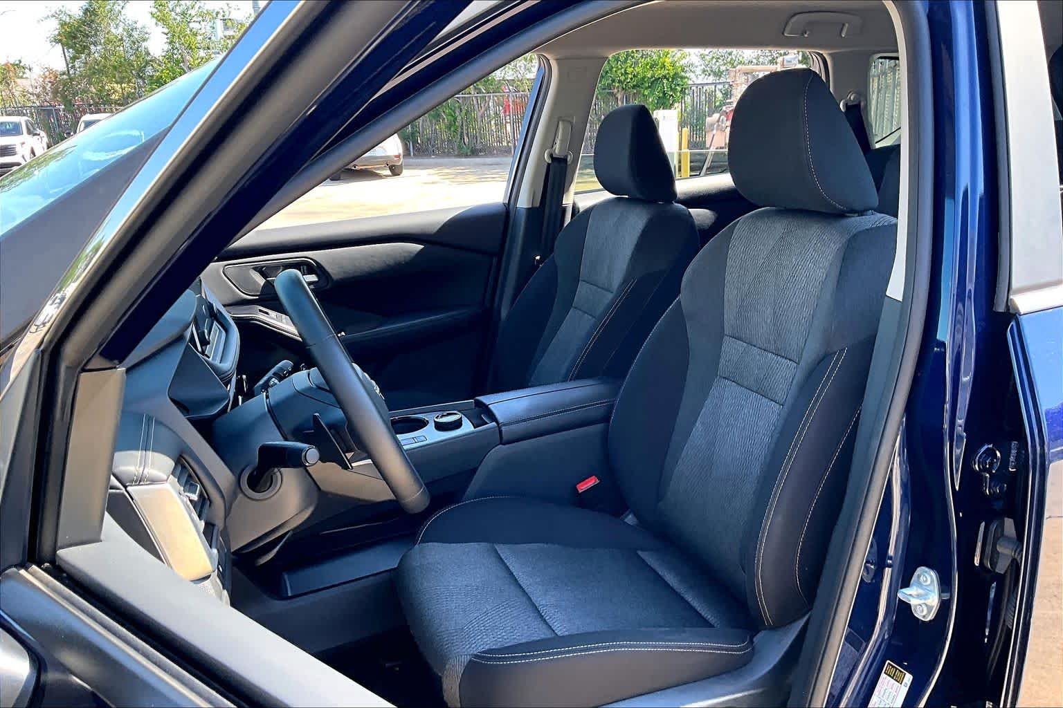 2025 Nissan Rogue SV - 7