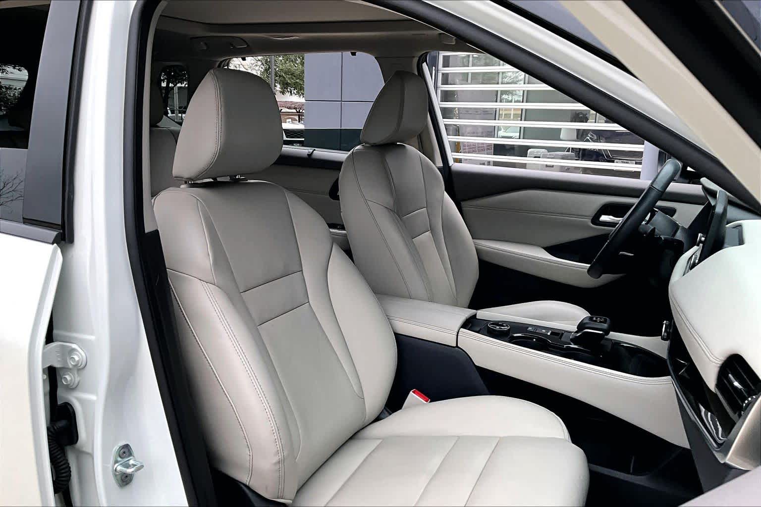 2023 Nissan Rogue SL Pearl White Tricoat at Sterling McCall Nissan