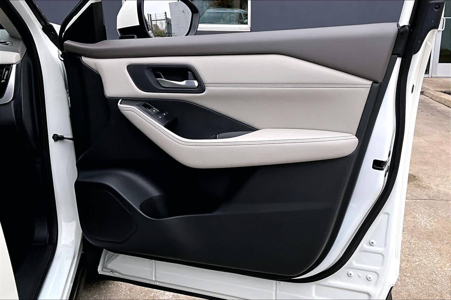 2023 Nissan Rogue SL Pearl White Tricoat at Sterling McCall Nissan