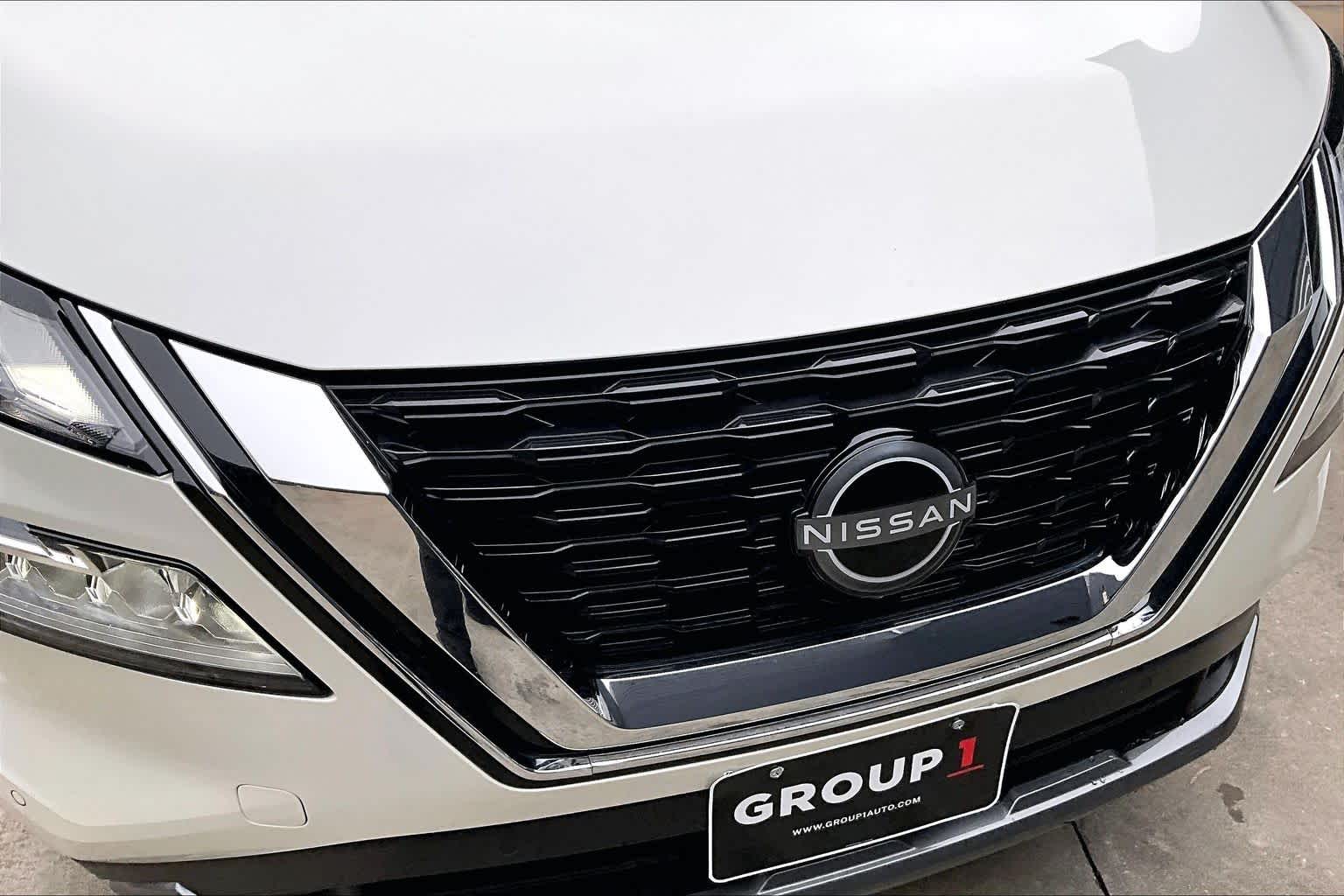 2023 Nissan Rogue SL Pearl White Tricoat at Sterling McCall Nissan