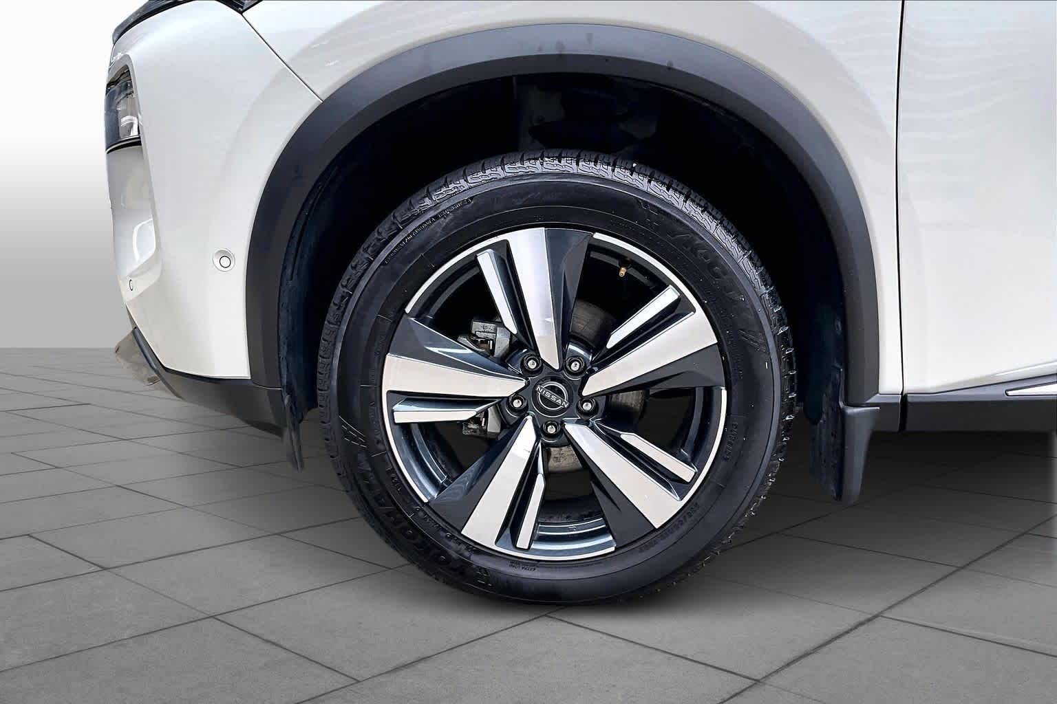 2023 Nissan Rogue SL Pearl White Tricoat at Sterling McCall Nissan