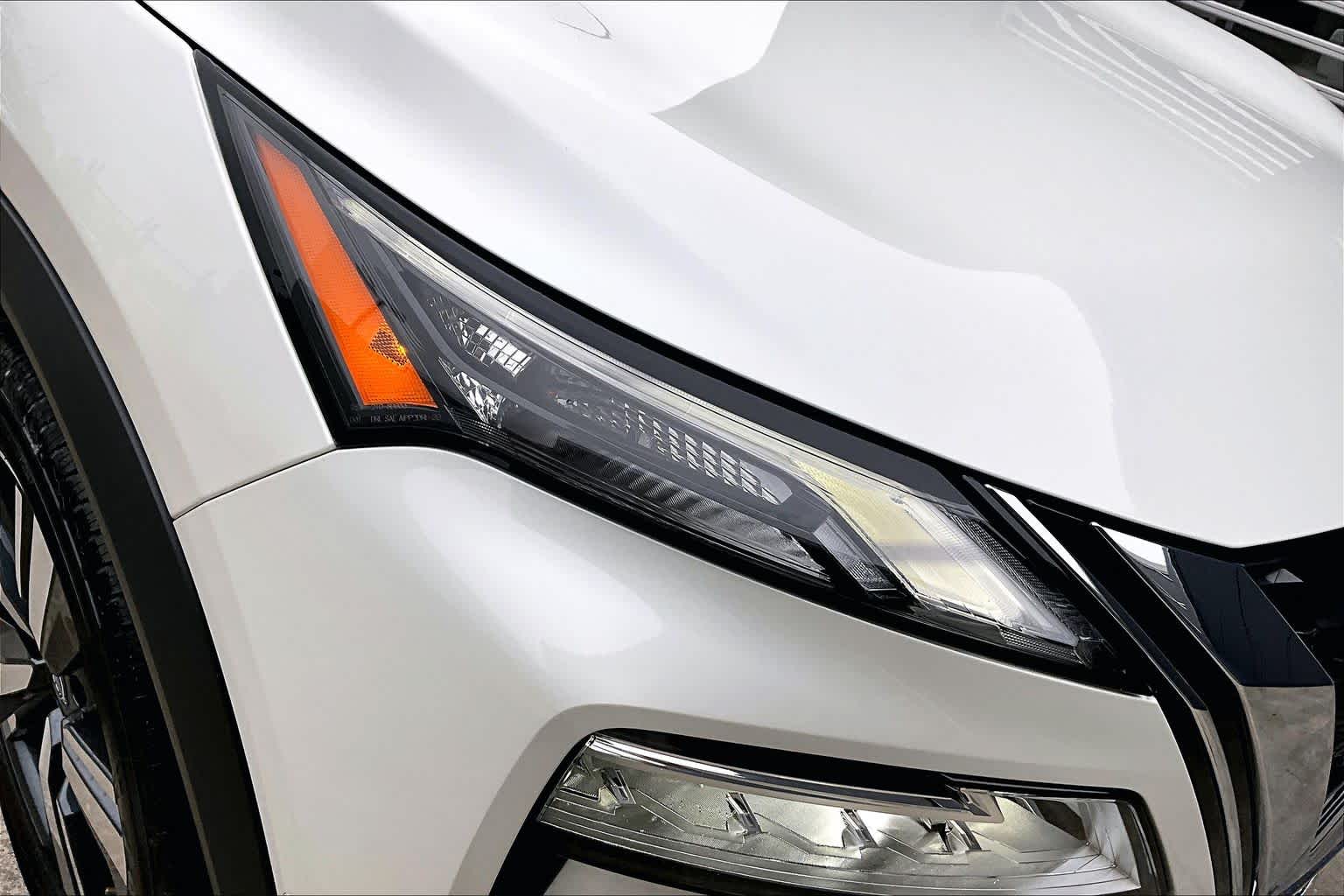 2023 Nissan Rogue SL Pearl White Tricoat at Sterling McCall Nissan