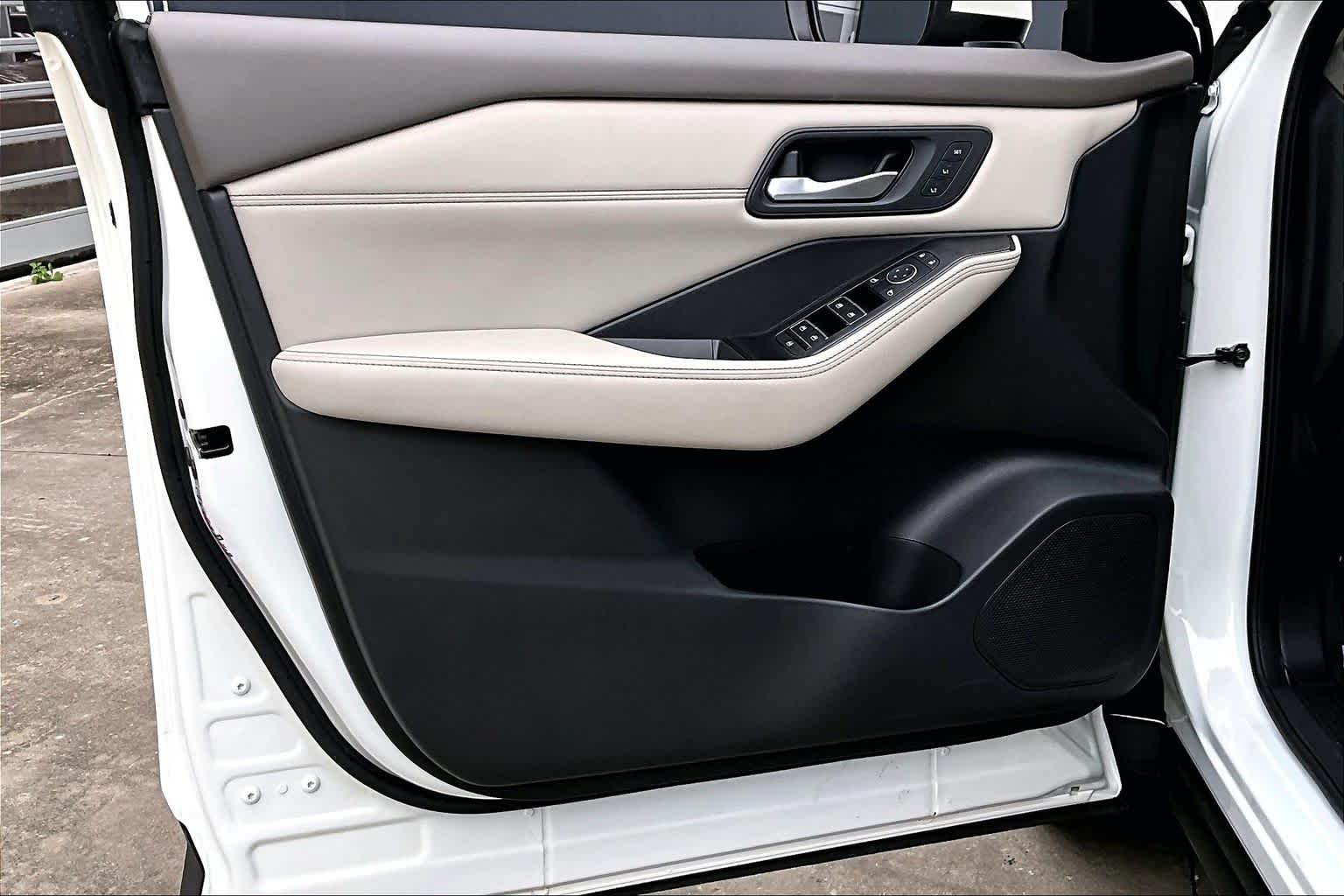 2023 Nissan Rogue SL Pearl White Tricoat at Sterling McCall Nissan