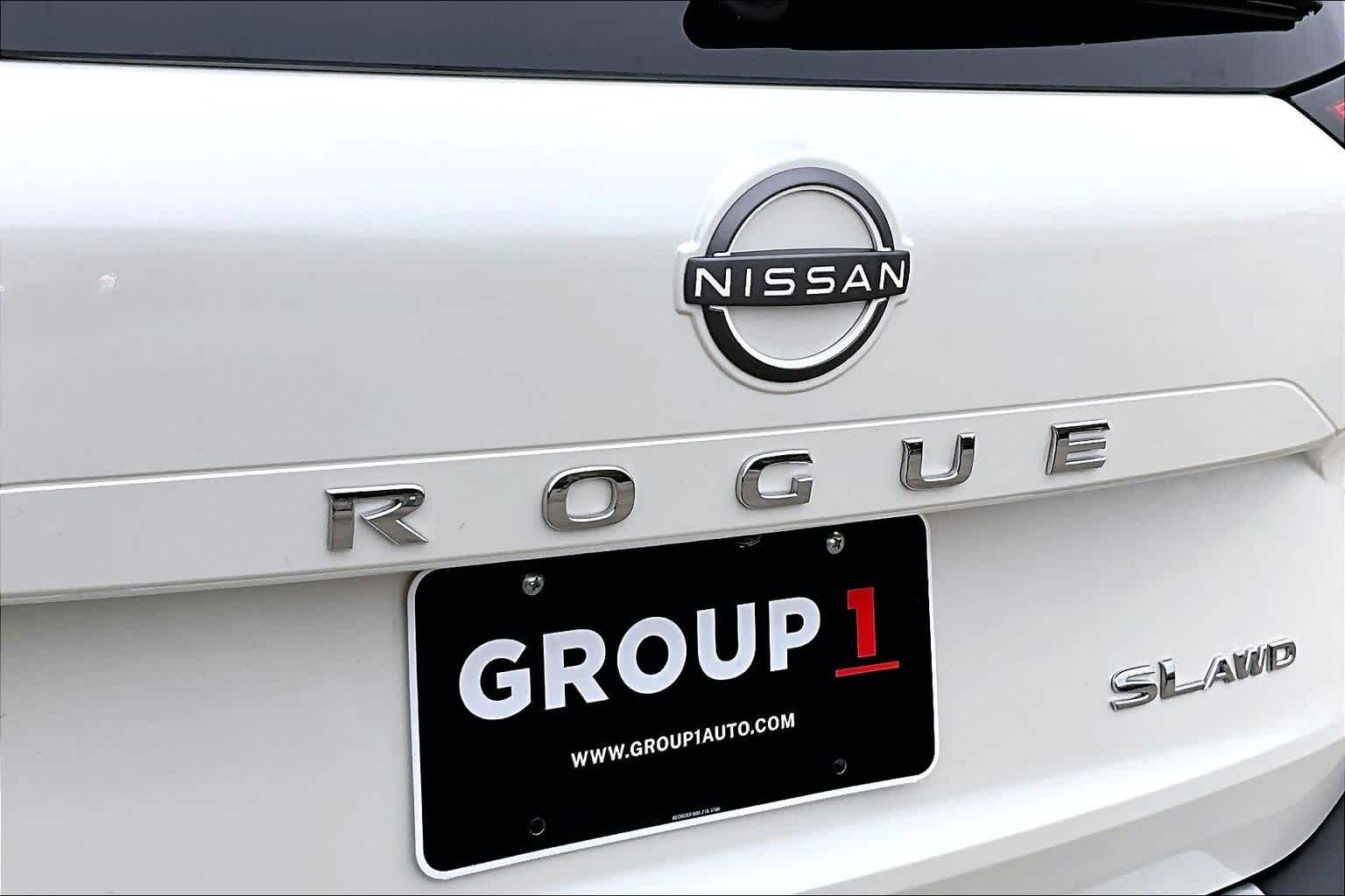 2023 Nissan Rogue SL Pearl White Tricoat at Sterling McCall Nissan