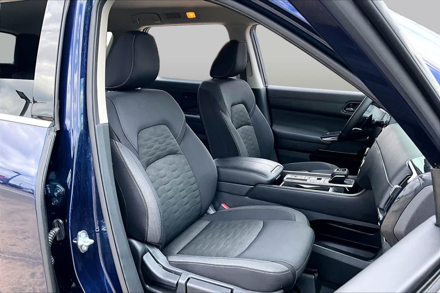 2025 Nissan Pathfinder SV - 8