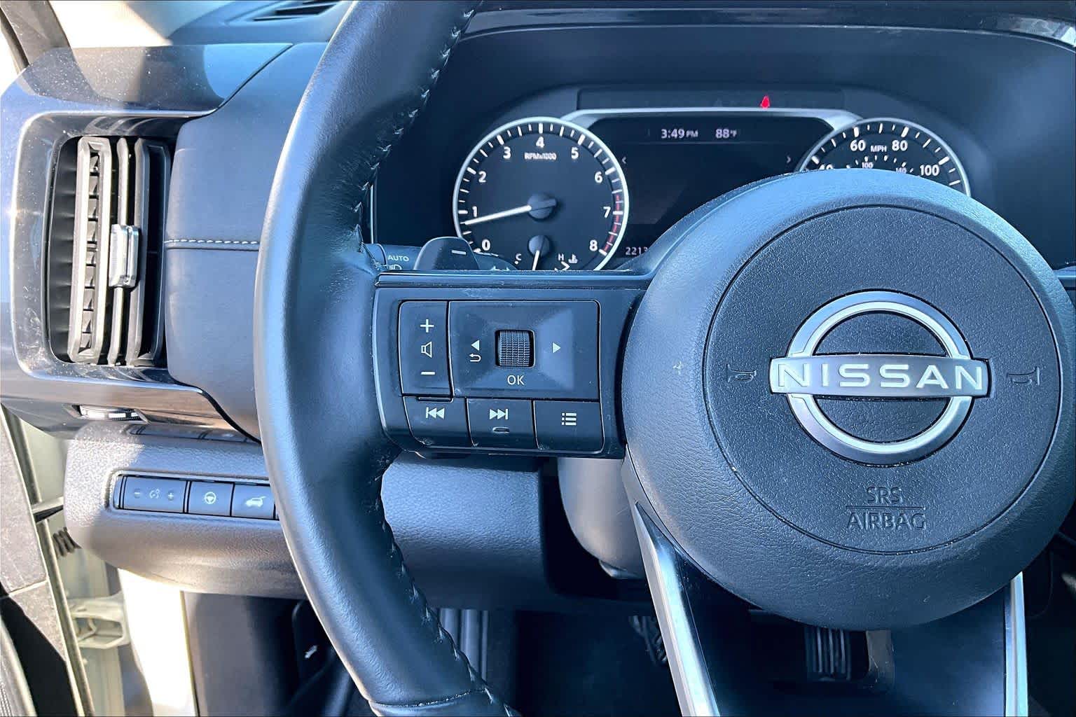 2025 Nissan Pathfinder photo 17 of 30