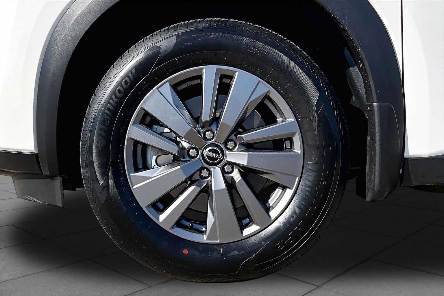 2025 Nissan Pathfinder photo 9 of 30