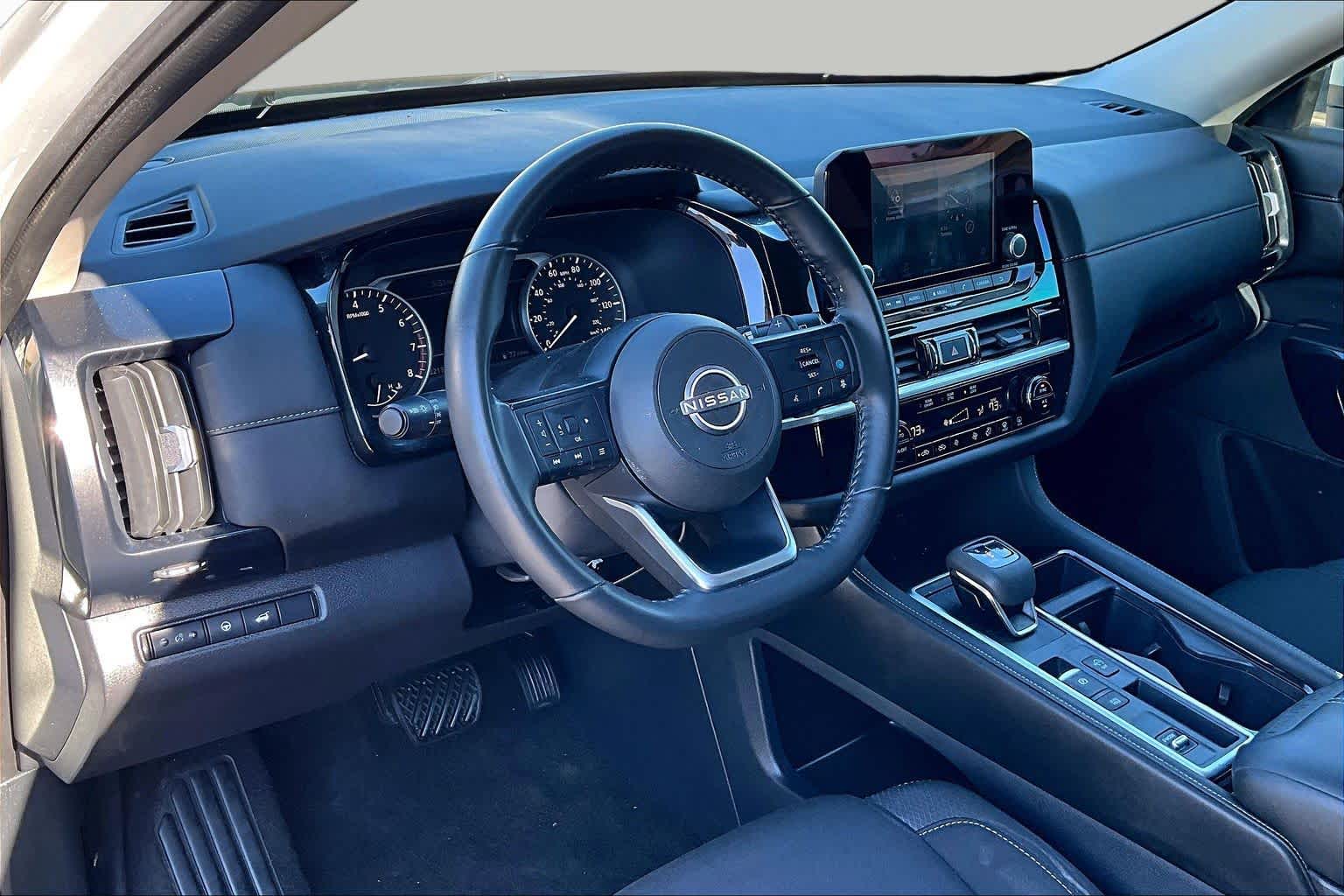 2025 Nissan Pathfinder photo 16 of 30