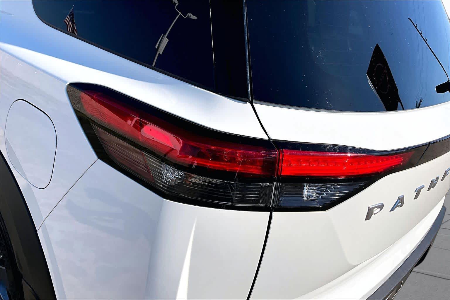 2025 Nissan Pathfinder photo 22 of 30
