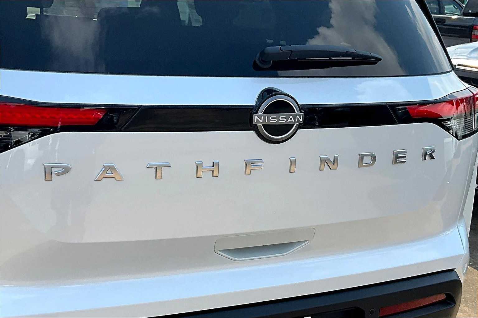 2025 Nissan Pathfinder SV Everest White Pearl Tricoat at Sterling McCall Nissan