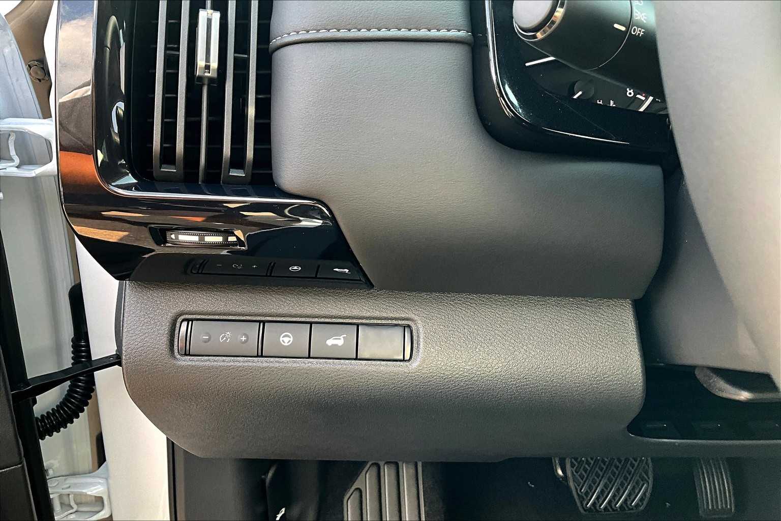 2025 Nissan Pathfinder SV Everest White Pearl Tricoat at Sterling McCall Nissan