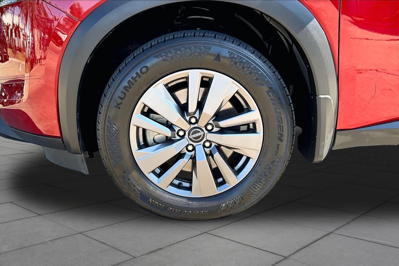 2024 Nissan Pathfinder photo 11 of 30