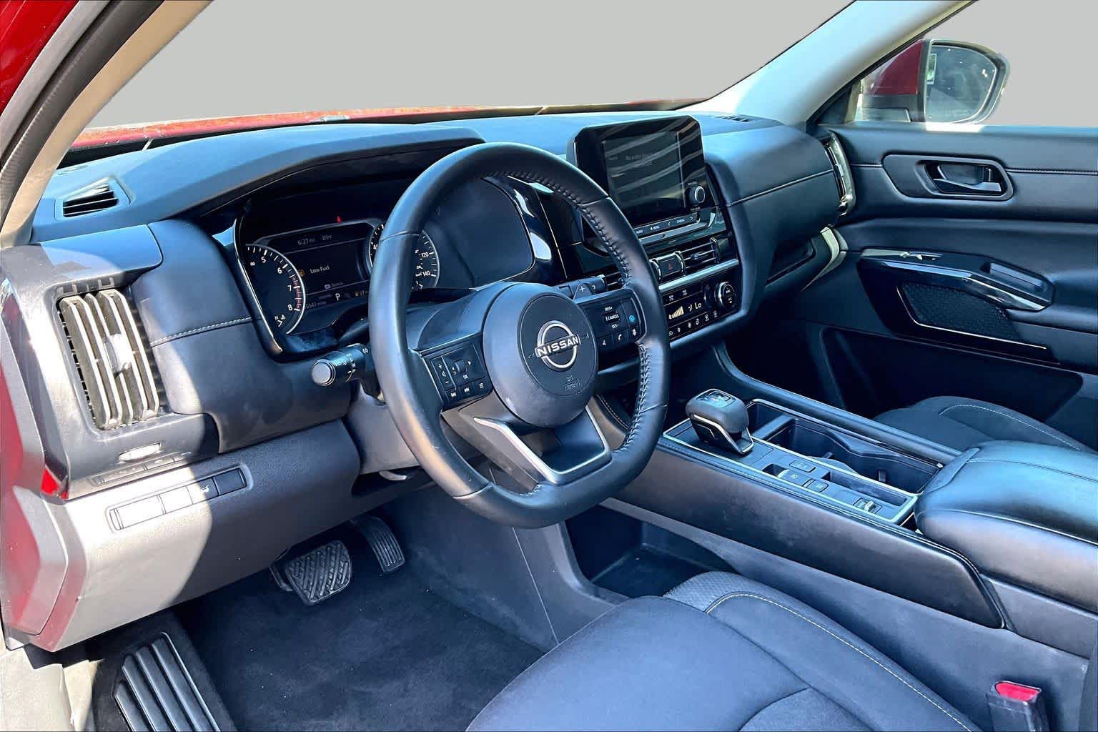 2024 Nissan Pathfinder photo 17 of 30