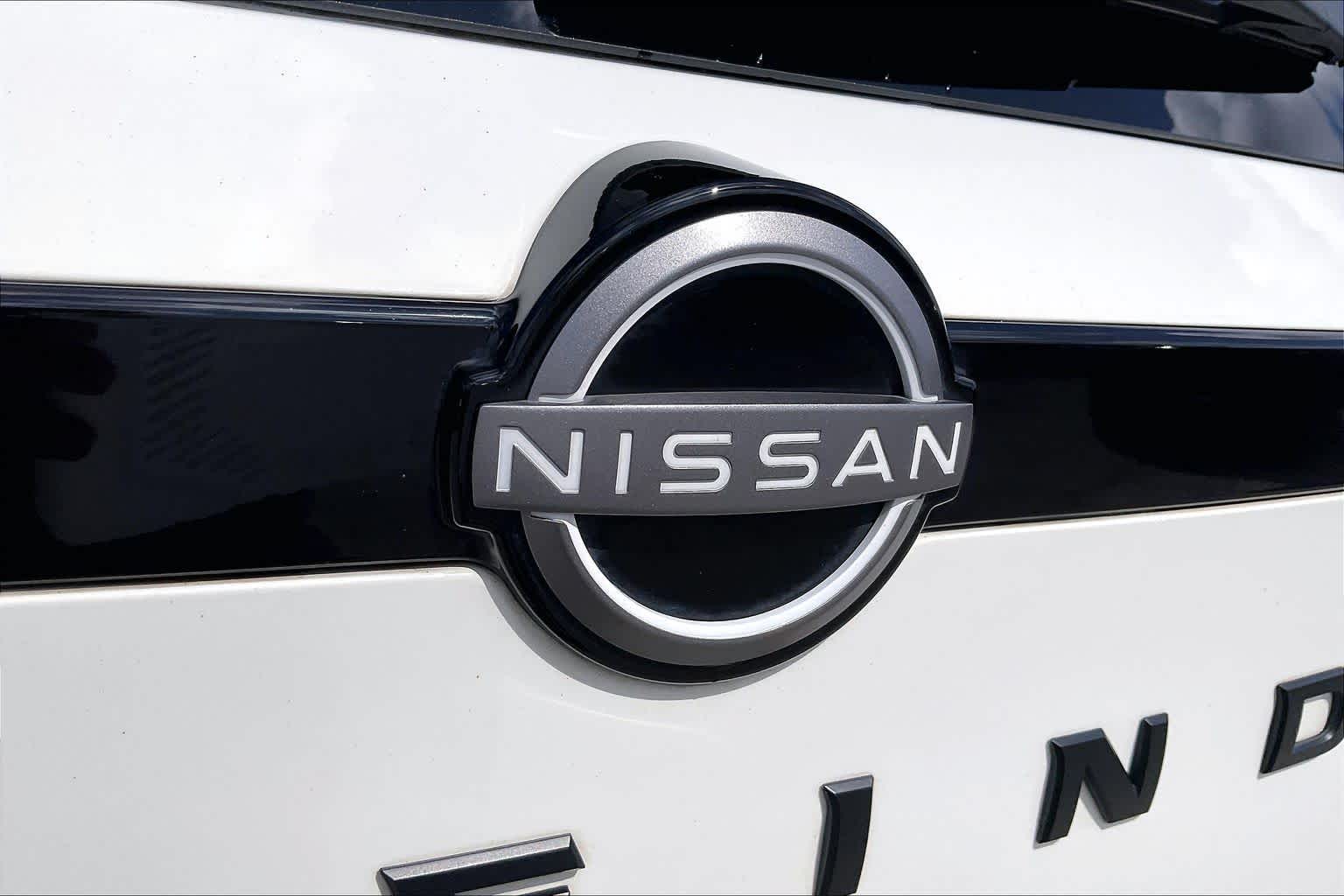 2025 Nissan Pathfinder photo 30 of 34