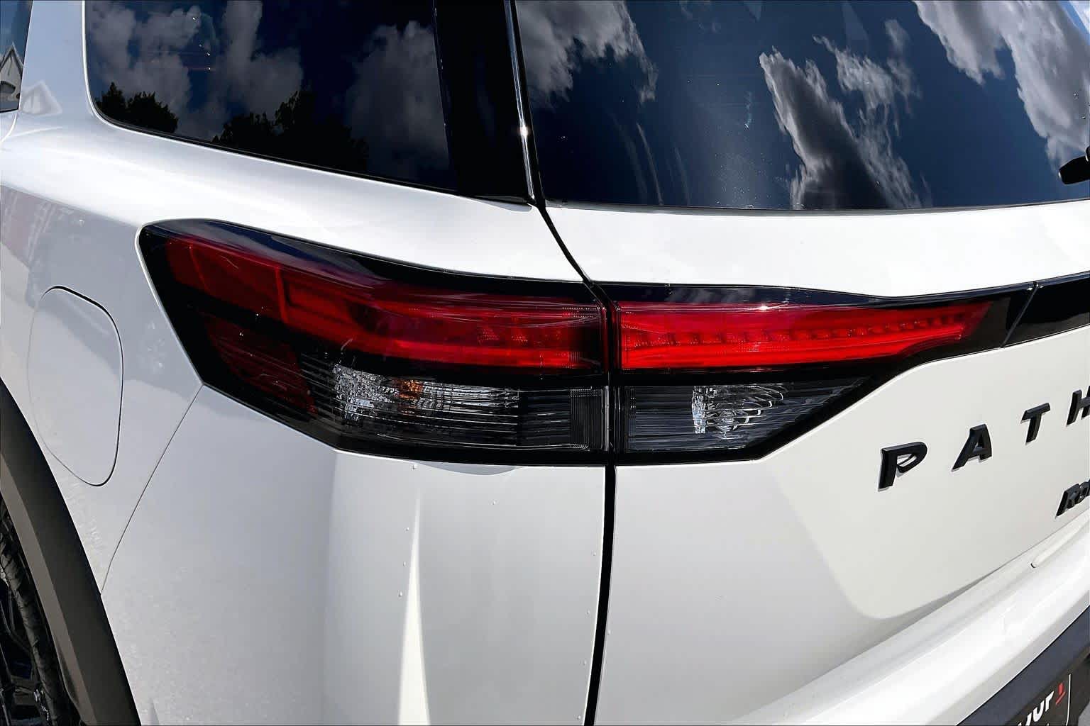 2025 Nissan Pathfinder photo 28 of 34