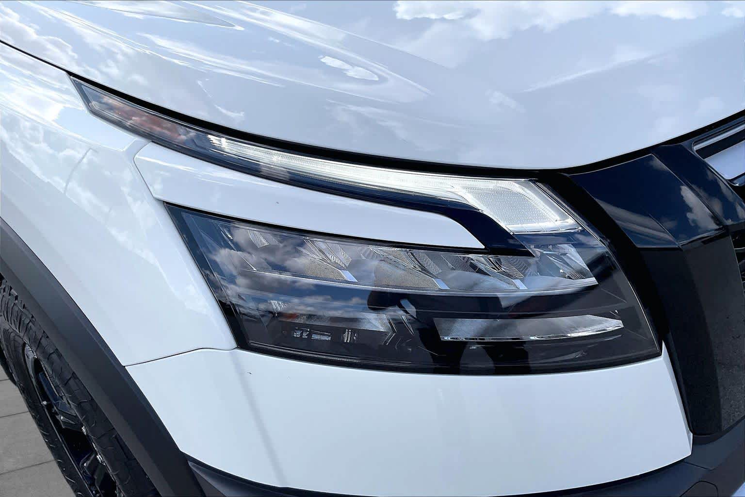 2025 Nissan Pathfinder photo 27 of 34