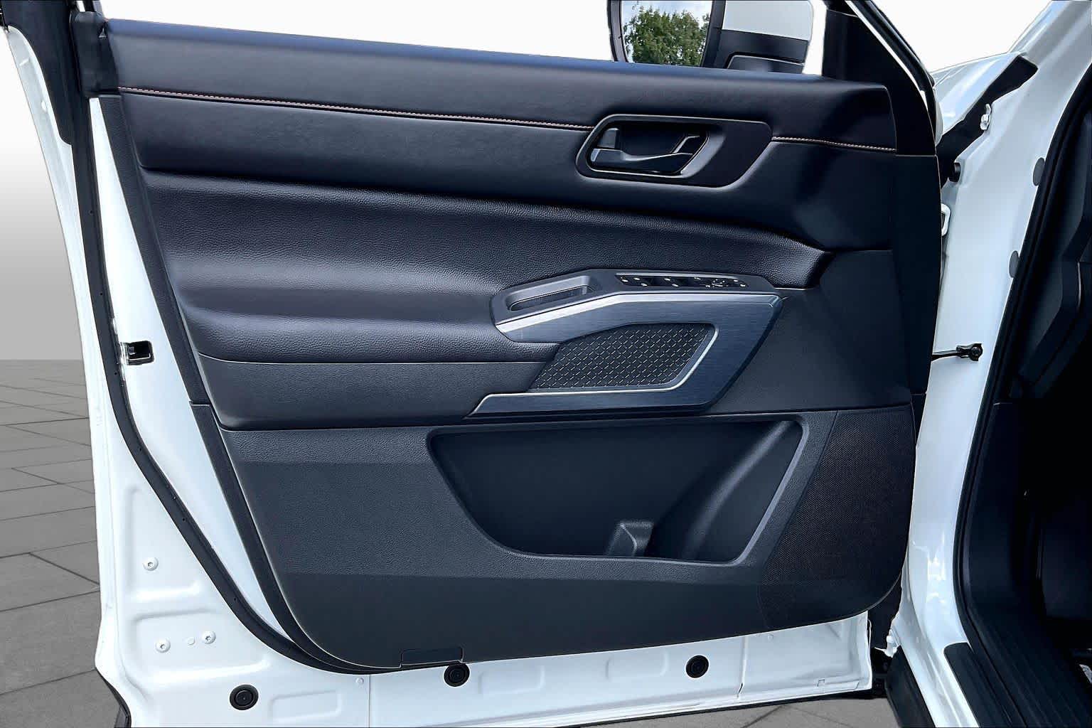 2025 Nissan Pathfinder photo 21 of 34