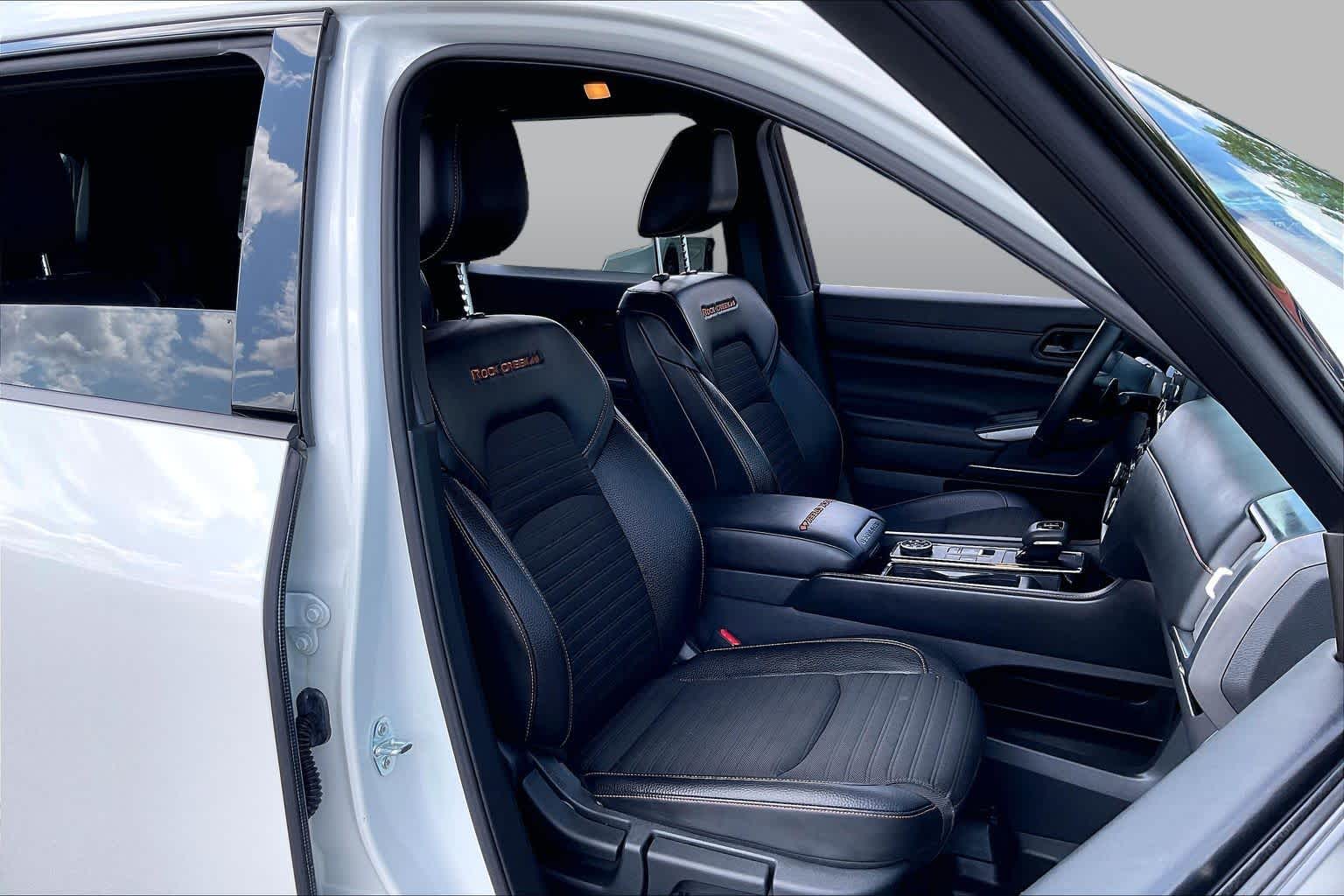 2025 Nissan Pathfinder photo 9 of 34