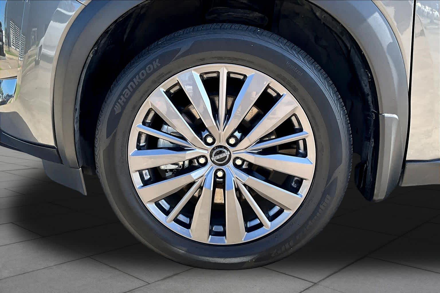 2023 Nissan Pathfinder SL - 9