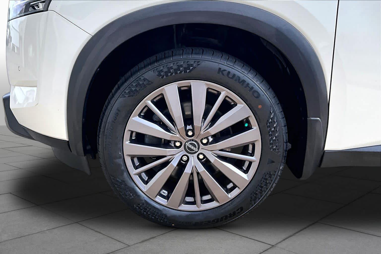 2023 Nissan Pathfinder SL - 9
