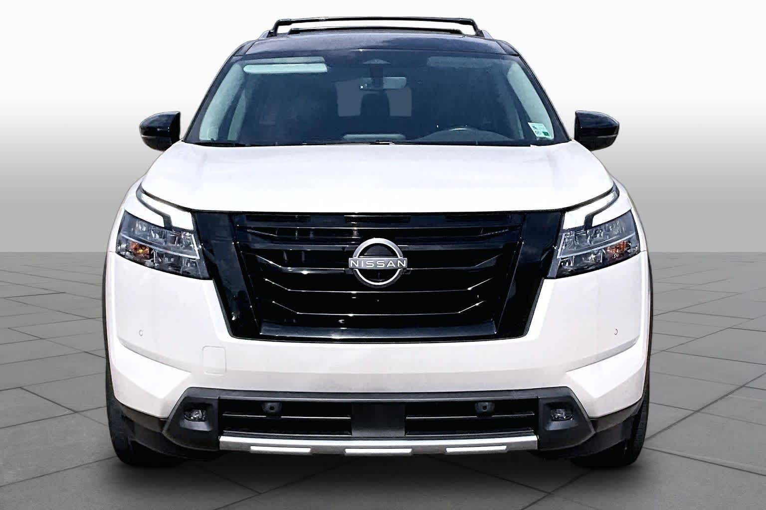 2023 Nissan Pathfinder SL Pearl White Tricoat/Super Black at Lone Star Chevrolet